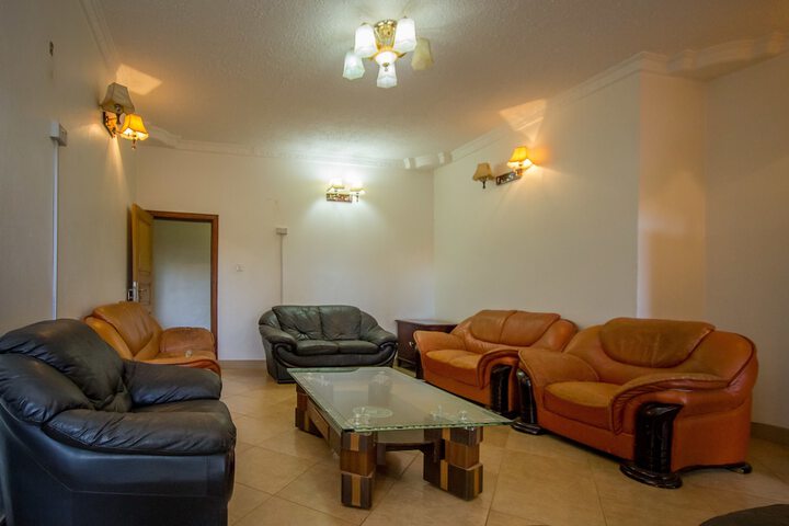 Lounge 44 of 52