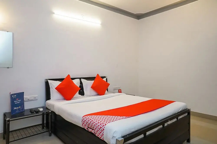 Room 6 of 8