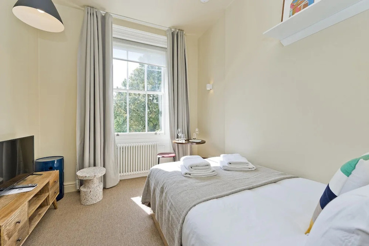 Room 4 of 13