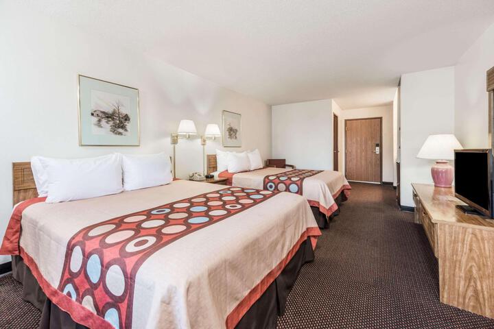 1 Queen Bed (11 of 18)