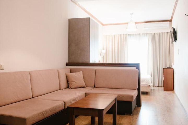 Room 5 of 16