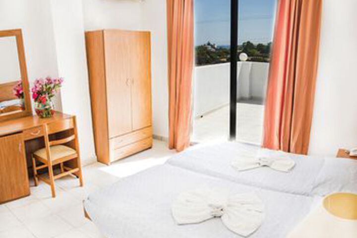 Room 6 of 18