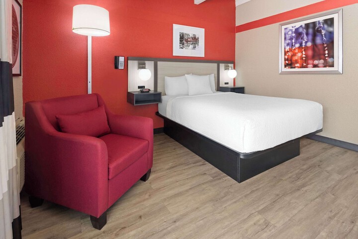 1 Queen Bed Accessible Room (12 of 15)