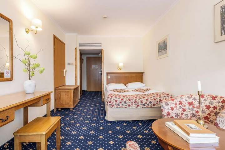 Room 10 of 18
