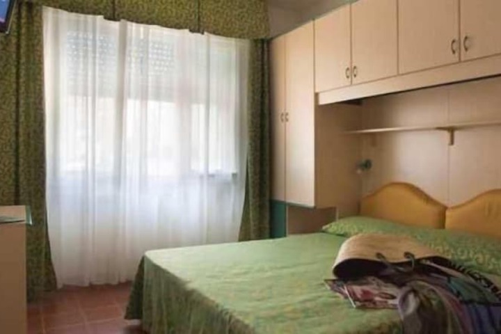 Room 8 of 33