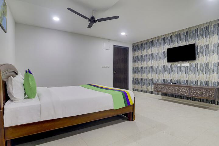 Room 8 of 33