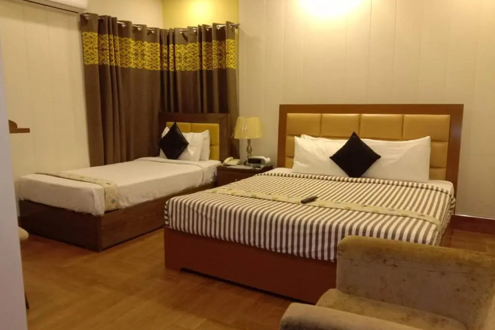Room 4 of 18