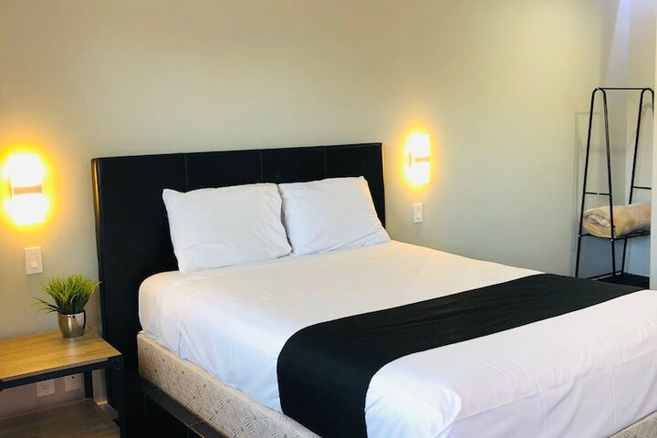 1 Queen Bed (38 of 49)