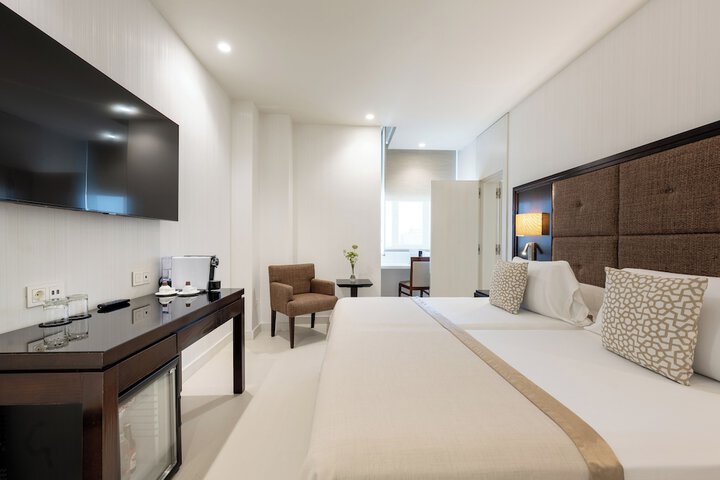 Room 72 of 158