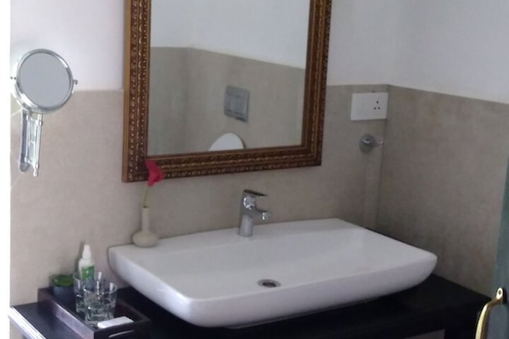 Room 32 of 68