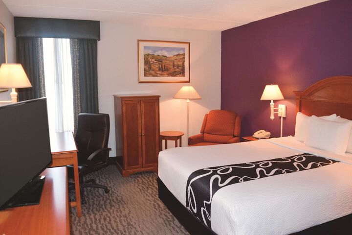 1 Queen Bed Mobility Hearing Accessible Room Roll in Shower (4 of 8)