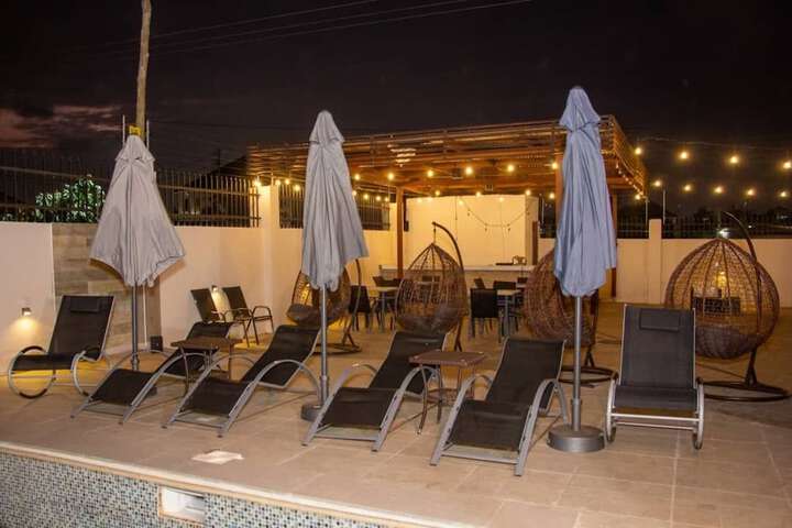 Lounge 10 of 13