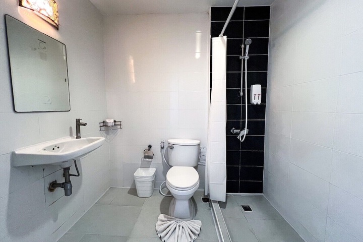 Room 6 of 8