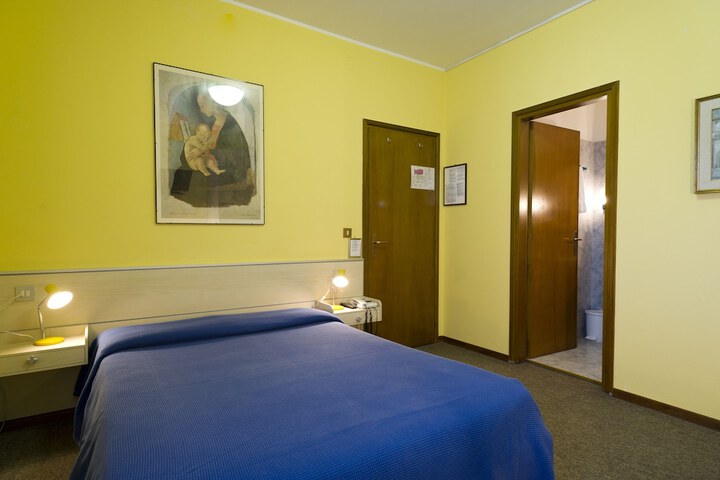 Room 9 of 39