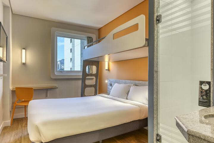 Room 32 of 43