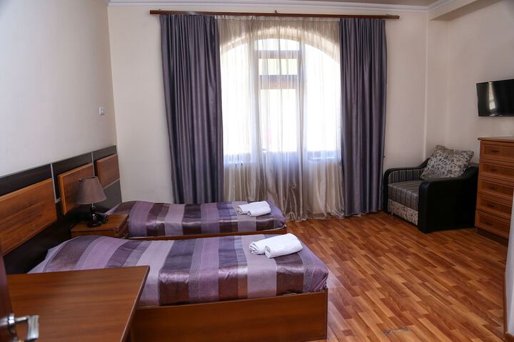 Room 11 of 34