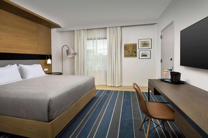 1 King Bed (4 of 19)