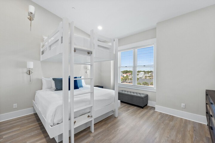 Room 5 of 100