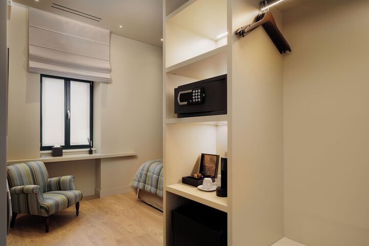 Room 6 of 76