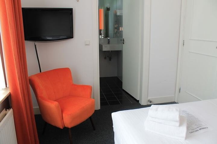 Room 9 of 48