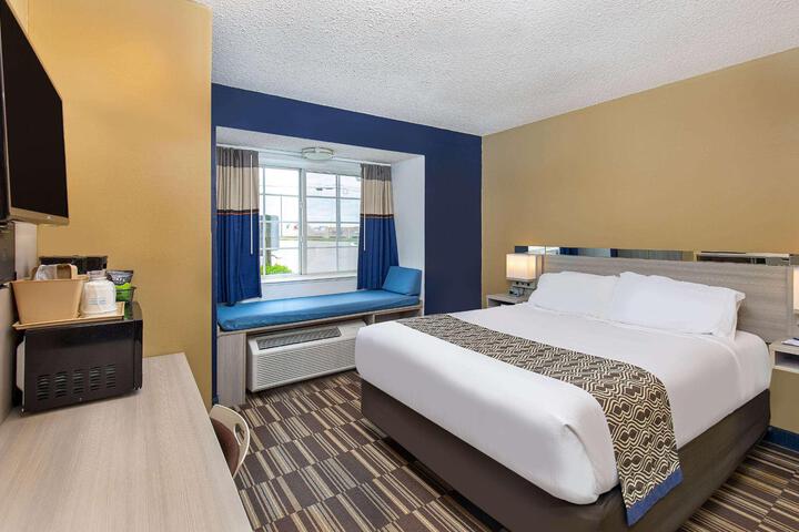 1 Queen Bed (23 of 27)