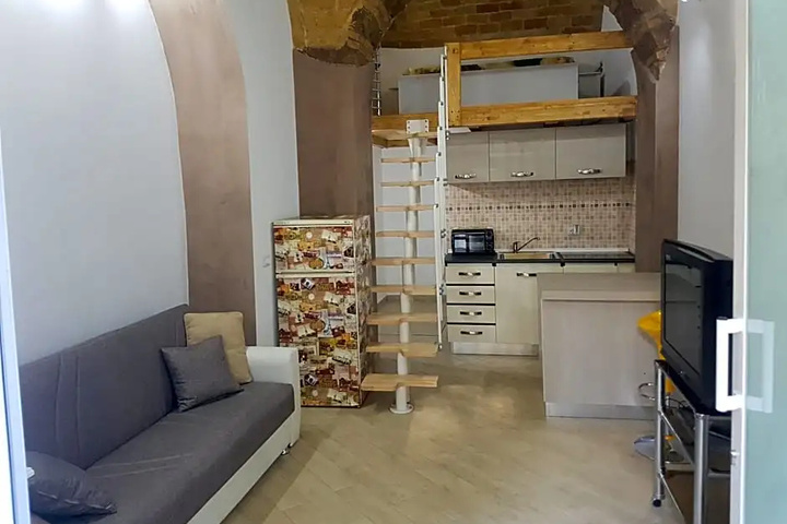Room 5 of 9