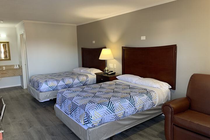 Deluxe Room 2 Double Beds Refrigerator, Microwave (10 of 10)