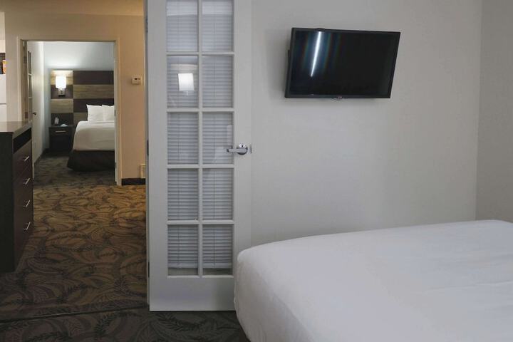 1 Queen Bed Efficiency Suite (48 of 54)