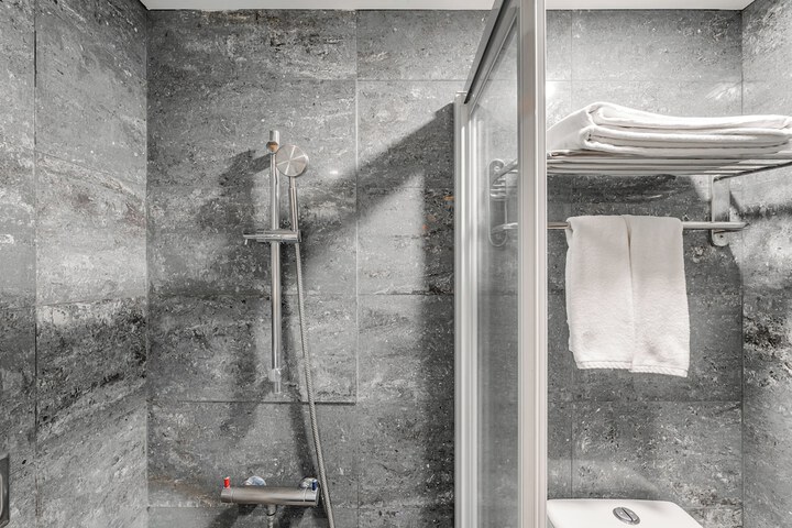 Room 72 of 90