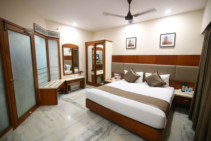 Room 6 of 12