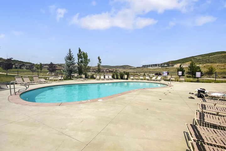 Pool 39 of 76