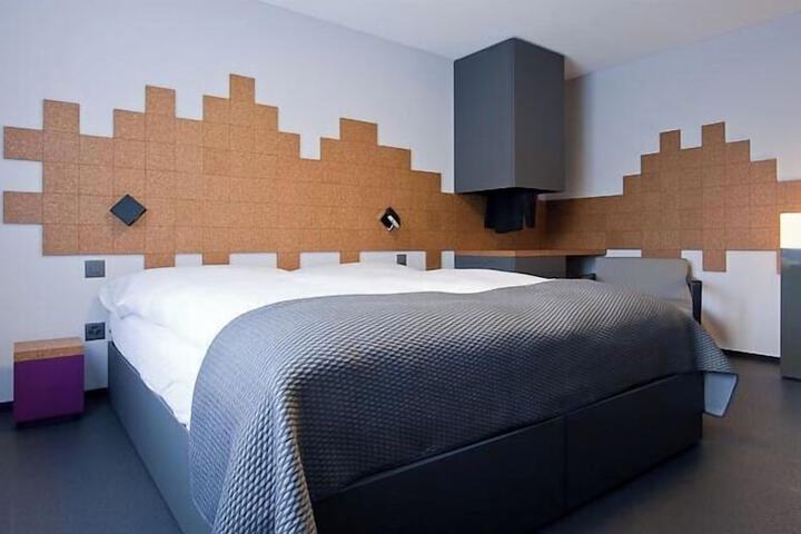 Room 3 of 7