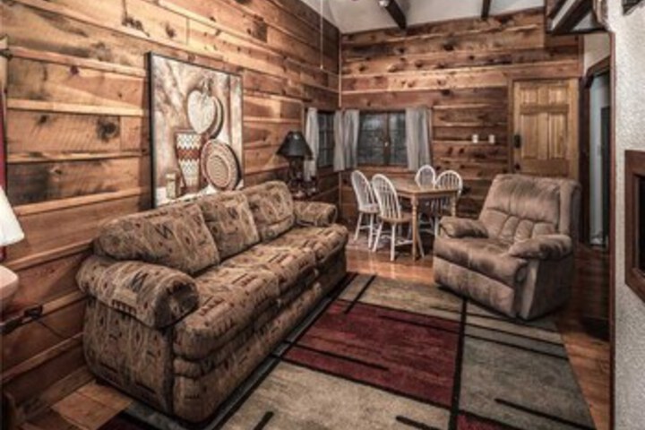 Bear Bones 2 Bedrooms, Front Porch, Midtown, Sleeps 4