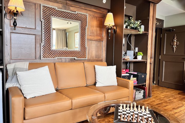 Lounge 37 of 44