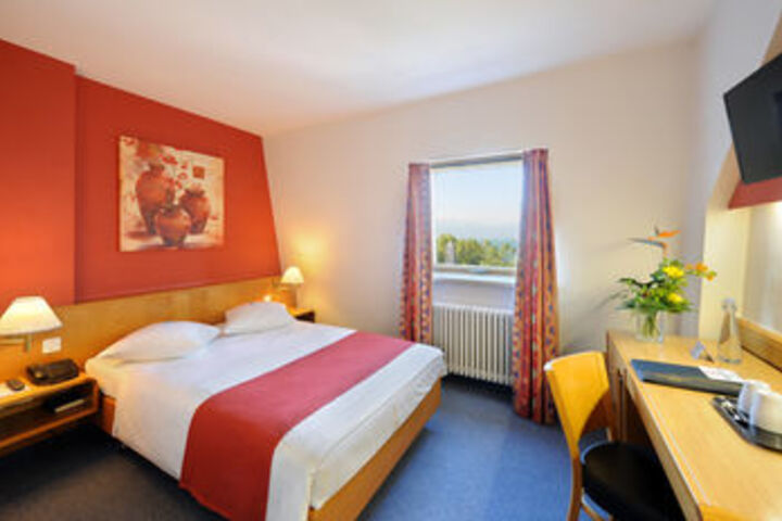 Room 42 of 102