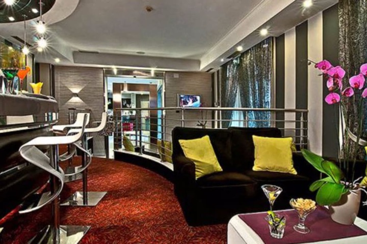 Lounge 74 of 92