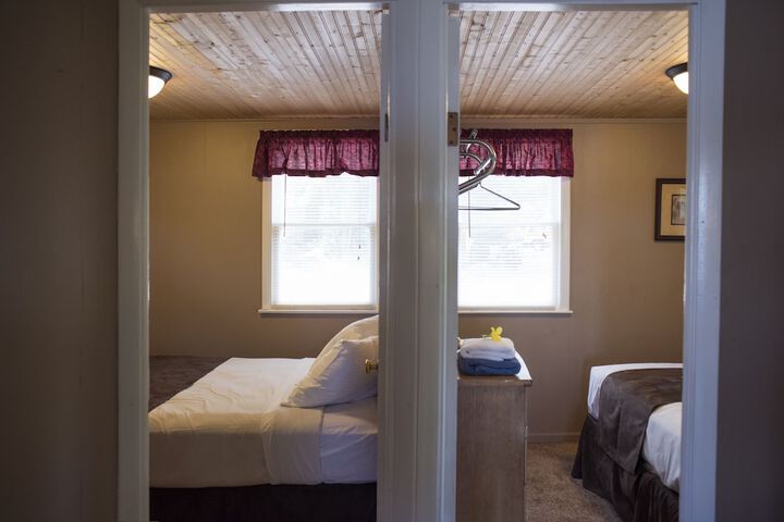 Room 4 of 143