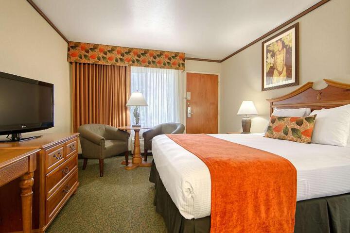 1 Queen Bed Refrigerator WiFi (9 of 10)