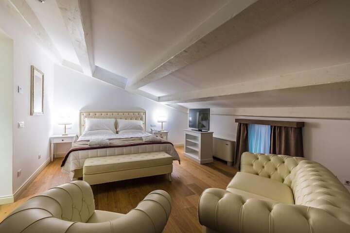 Room 17 of 151