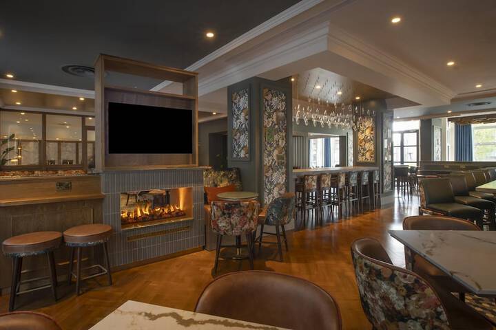 Lounge 41 of 57