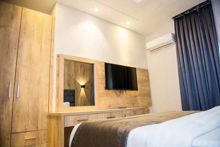 Room 4 of 16