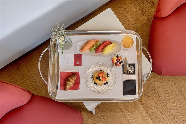 Breakfast/Coffee Service 102 of 112