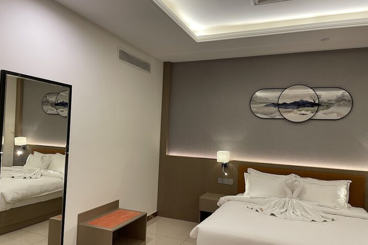 Room 4 of 28