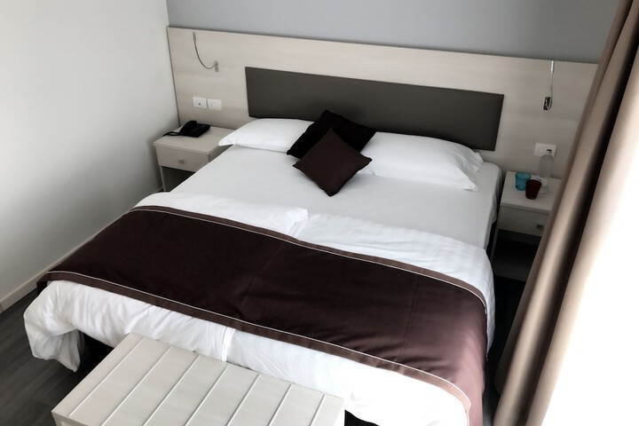 Room 5 of 73