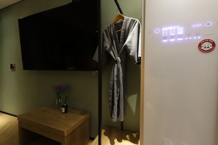 Room 37 of 64