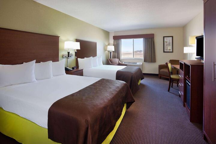 2 Queen Beds (5 of 10)
