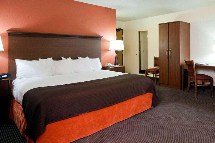 1 King Bed (13 of 17)