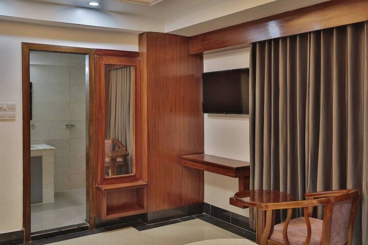 Room 7 of 32