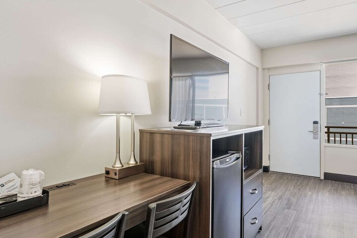 1 King Bed Microwave and Refrigerator Flat Screen Television Work Desk High Speed Internet Accessible Continental Breakfast (9 of 10)