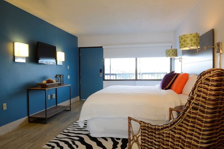 House King Size Bed (13 of 23)
